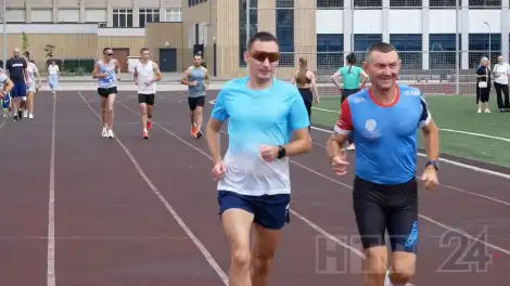 мужчины бегут по стадиону на Сибур Арене НК в Нижнекамске