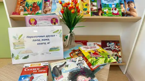 В библиотеке на полке и на столе детские книги