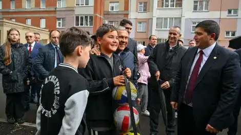 Рустам Минниханов во дворе Сююмбике 9 в Нижнекамске