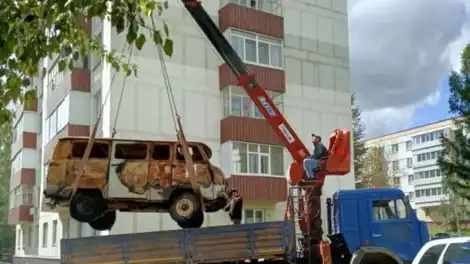эвакуатор увозит автохлам