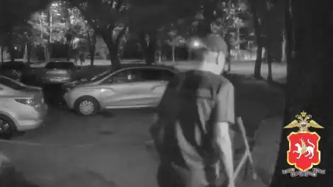 мужчина ворует самокат