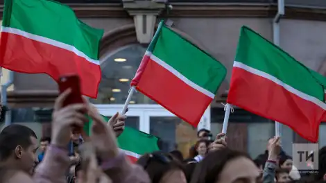люди машут флагами Татарстана