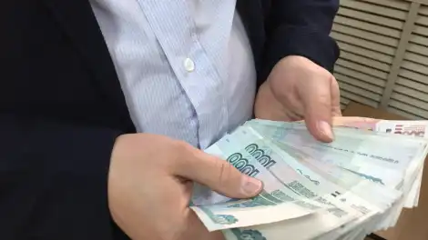 мужчина держит в руках деньги