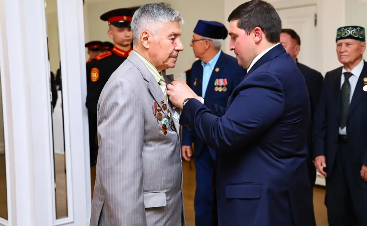 Вручение нагрудного знак почетному жителю Нижнекамска