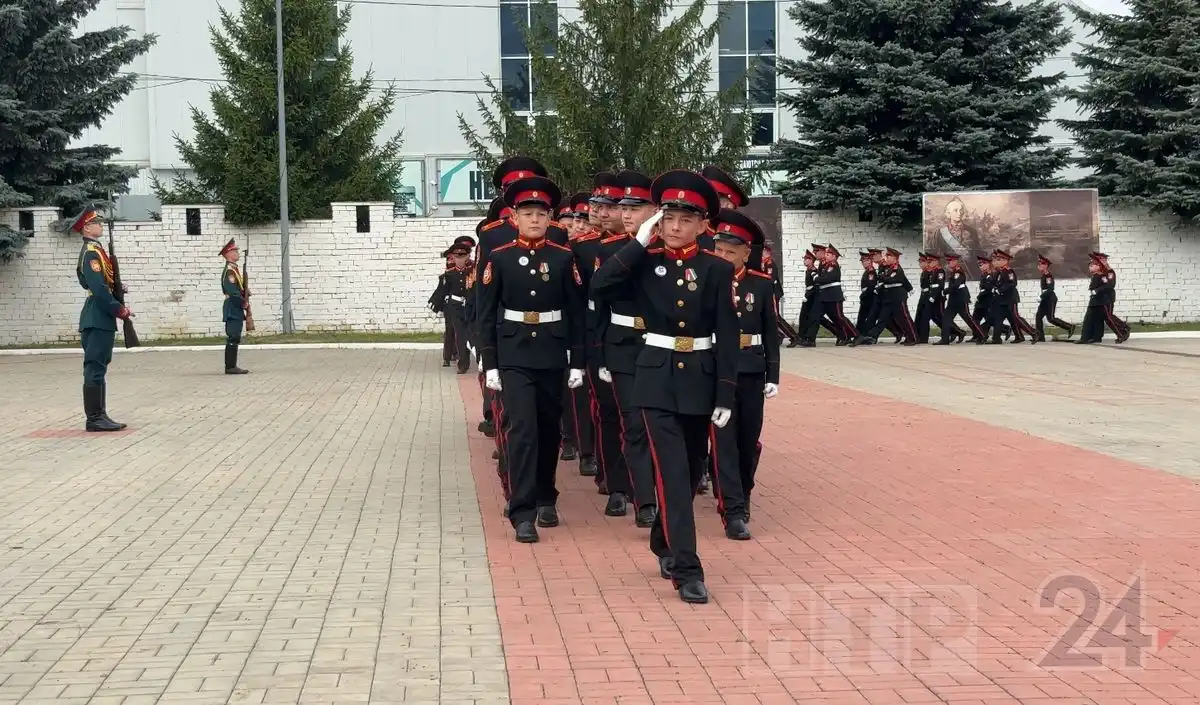 кадеты маршируют 1 сентября