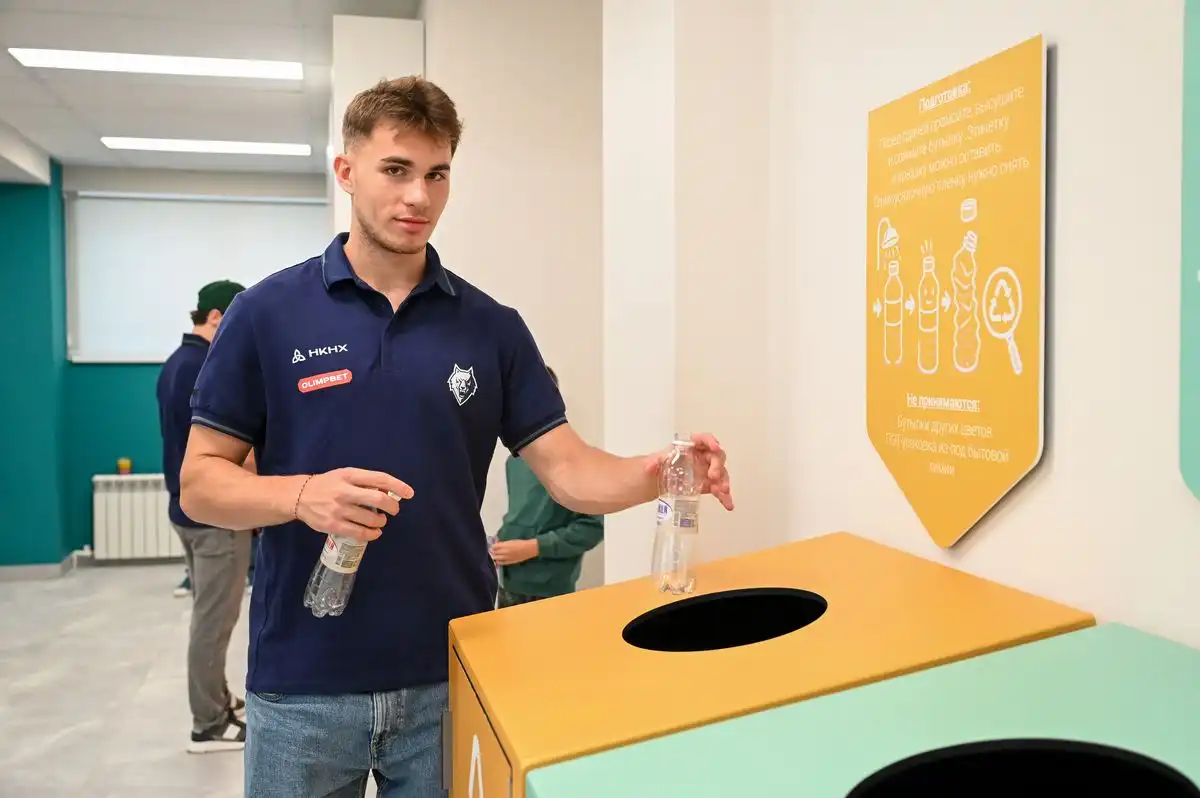 хоккеист кидает бутылку на переработку