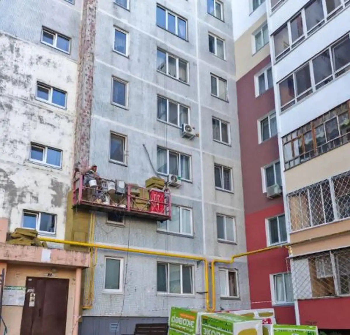 Во время капремонта в Татарстане с фасада дома сорвался утеплитель