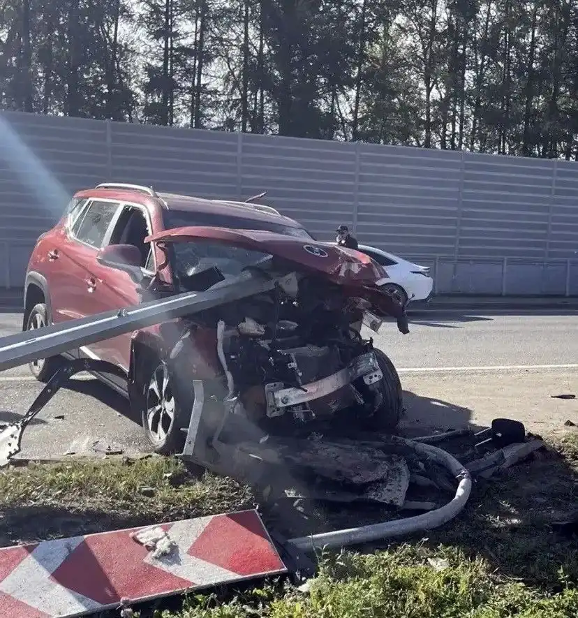 автомобиль врезался в отбойник