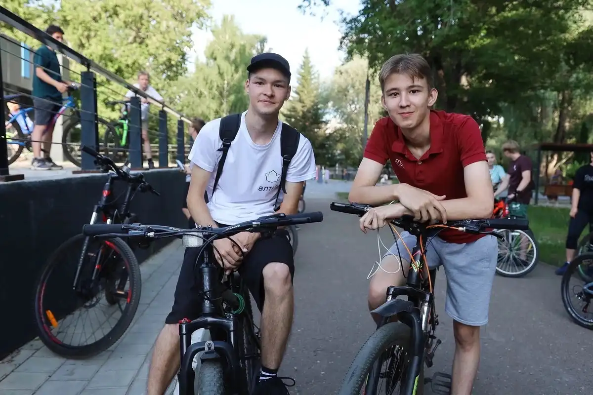 два парня собираются поехать на велосипеде в Нижнекамске