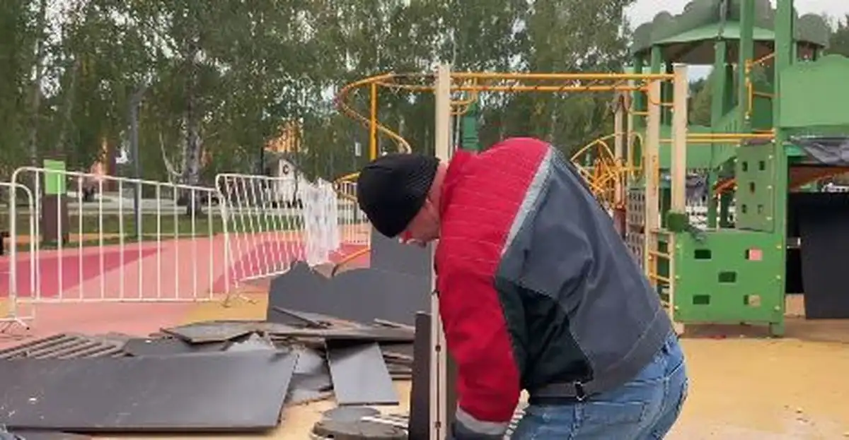 рабочий ремонтирует объекты в парке "Семья" Нижнекамска