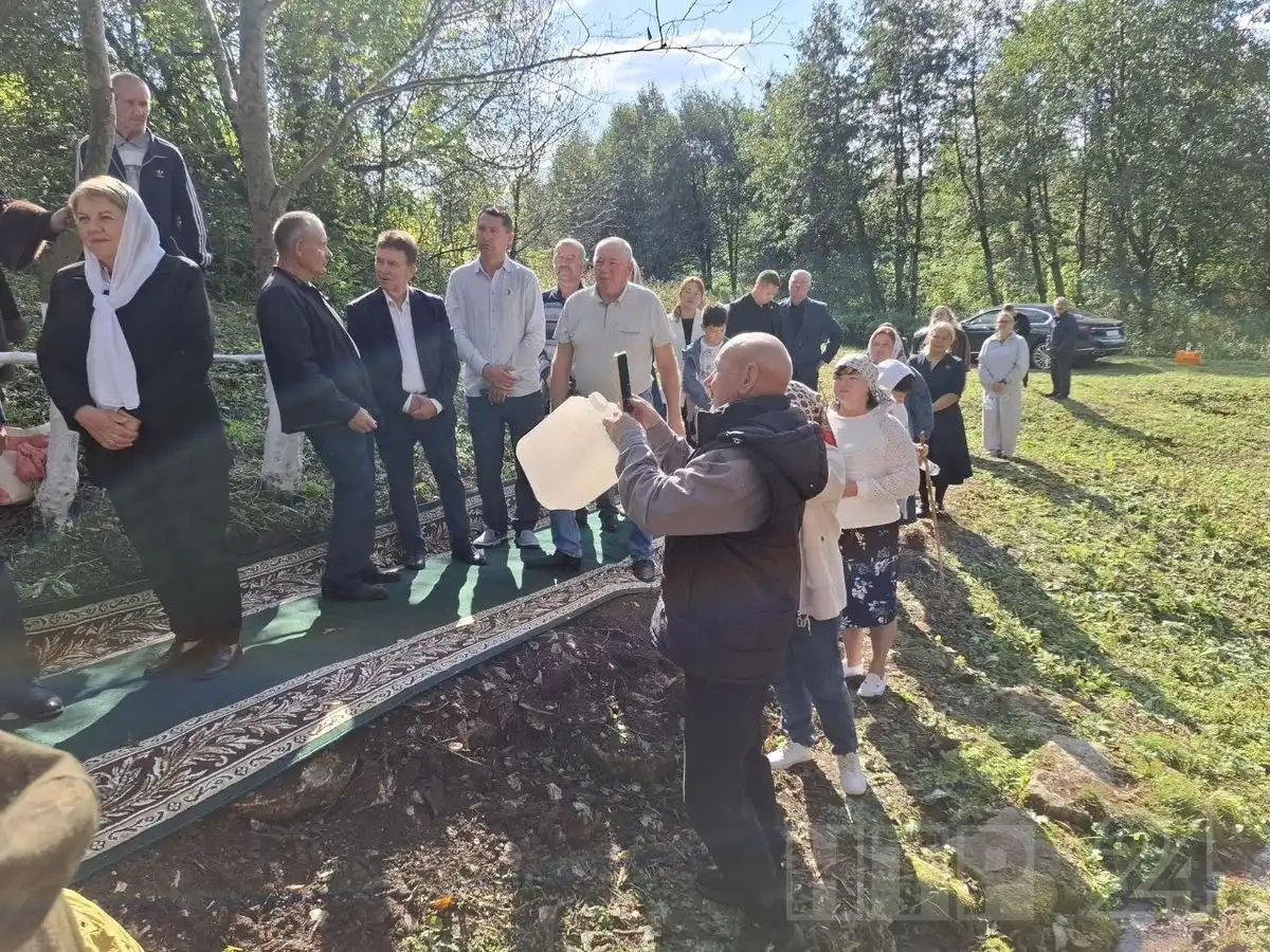 жители стоят за водой на родник в Самоновке