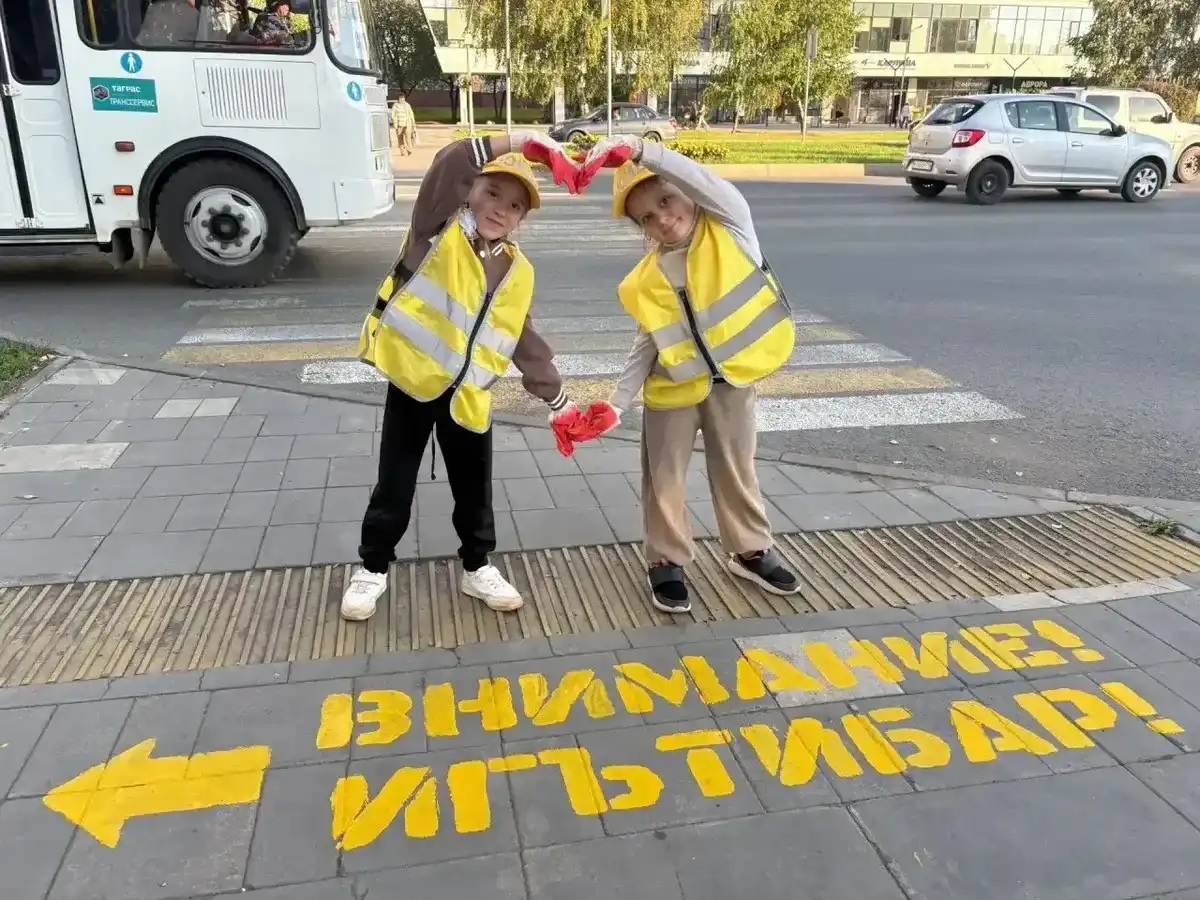 Яркие предупреждающие надписи на русском и татарском языках: