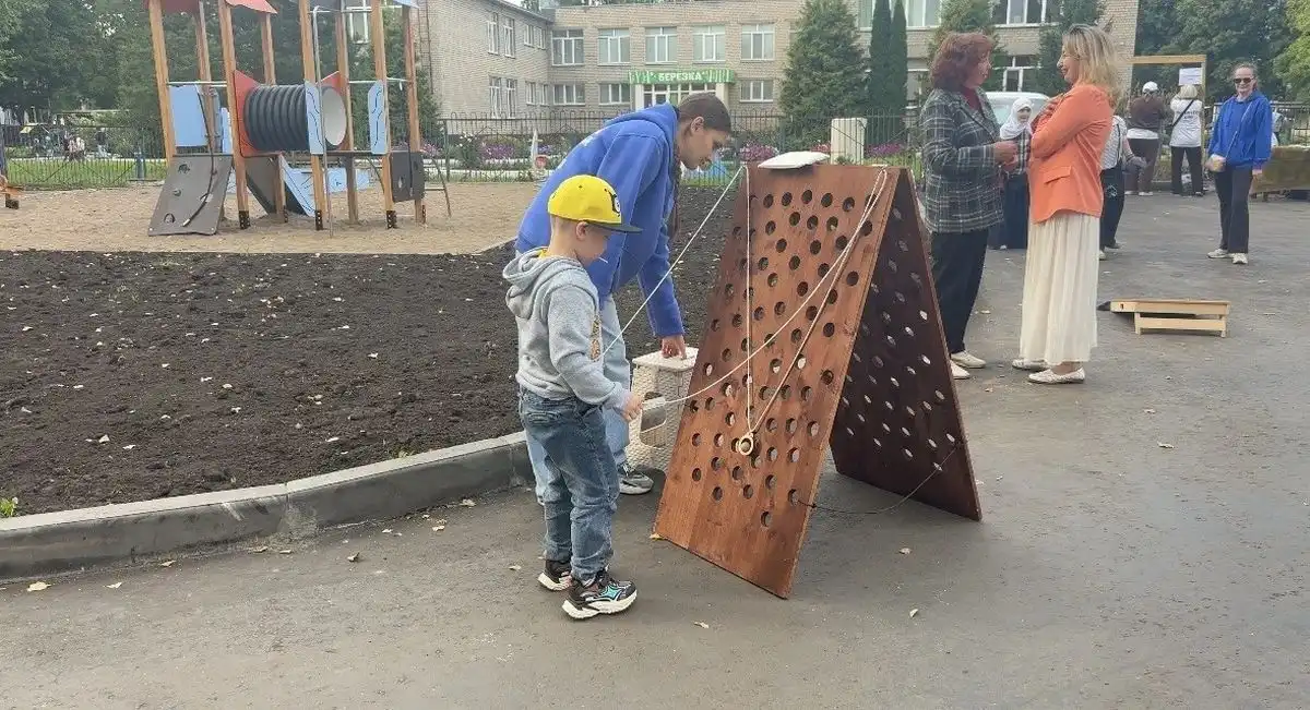 мальчик играет