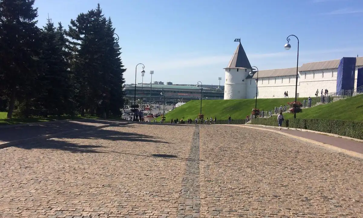 Казань Кремлевская улица с брусчаткой