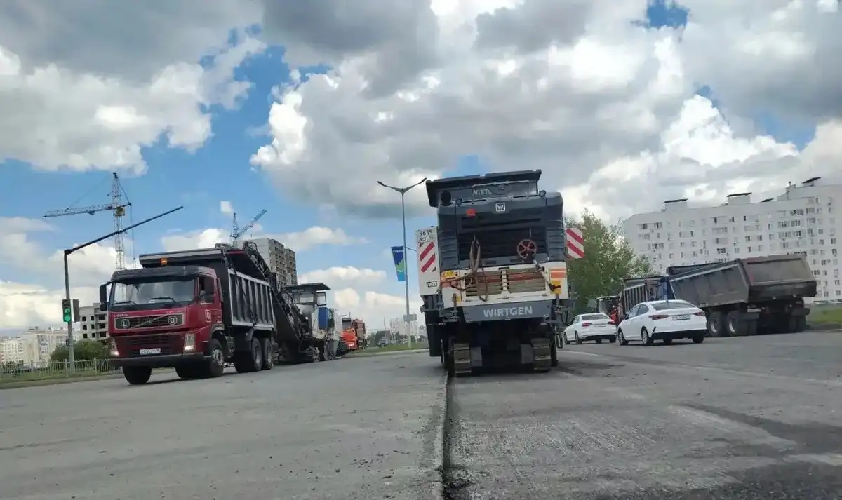 специальная техника укладывает асфальт