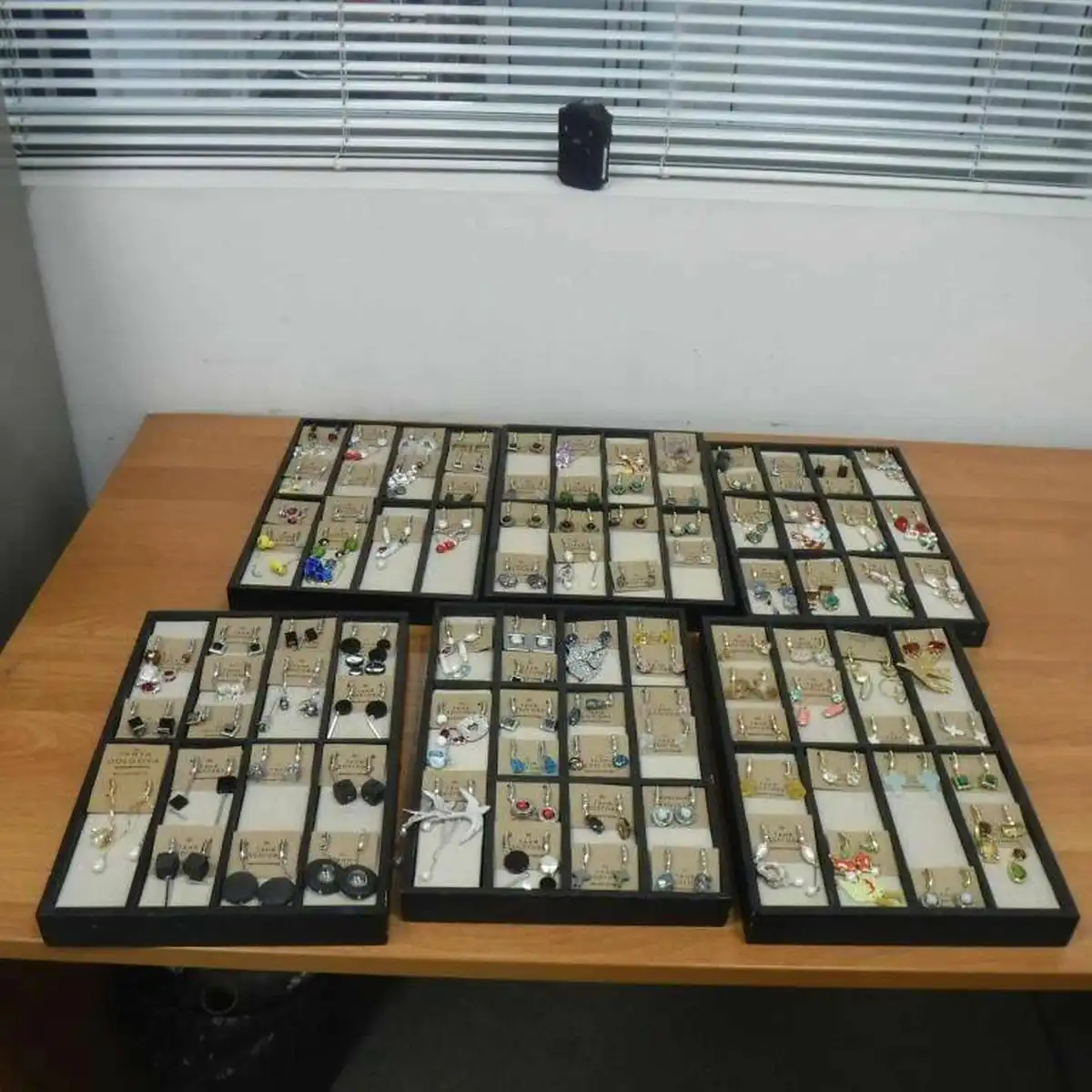 У пассажирки из Китая изъяли 100 пар серёг и очки ручной работы в аэропорту Казани