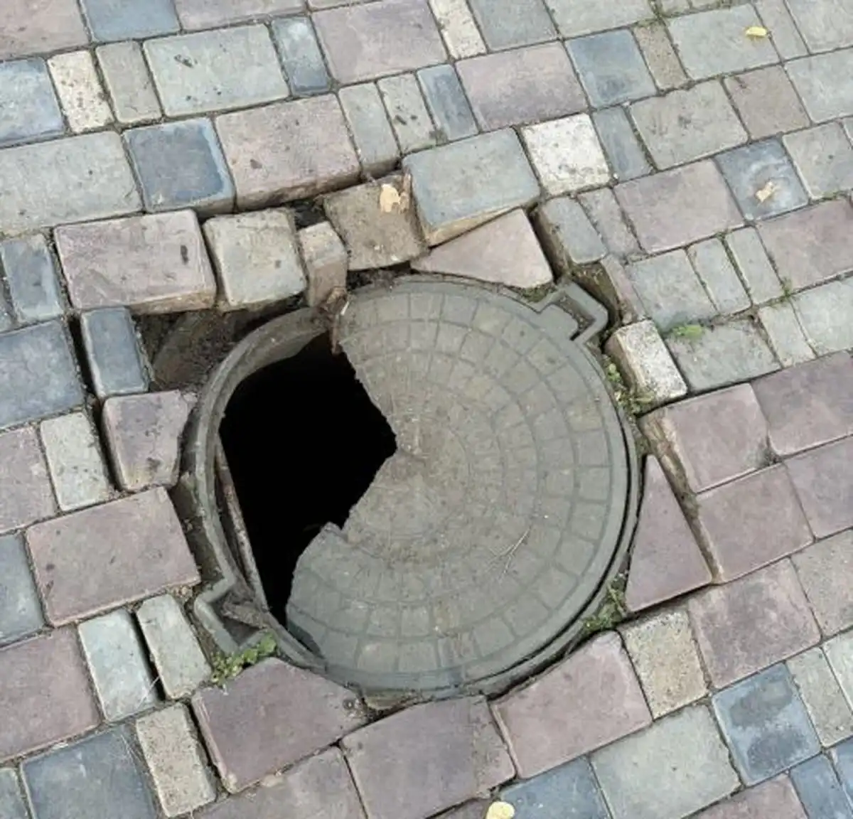 яма в парке Семья Нижнекамска