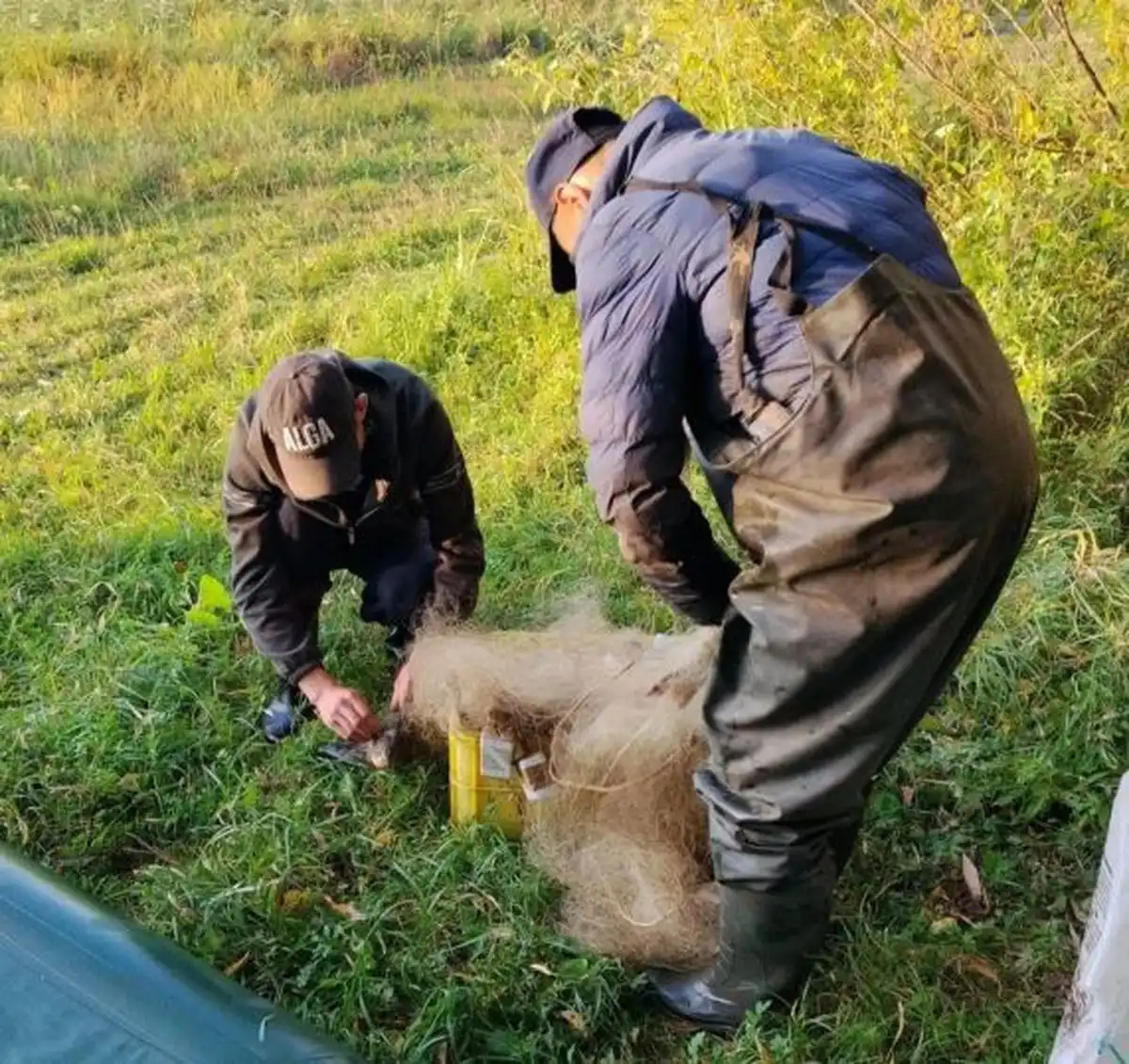 задержали двух нарушителей, ловивших рыбу с лодки с применением незаконных орудий лова