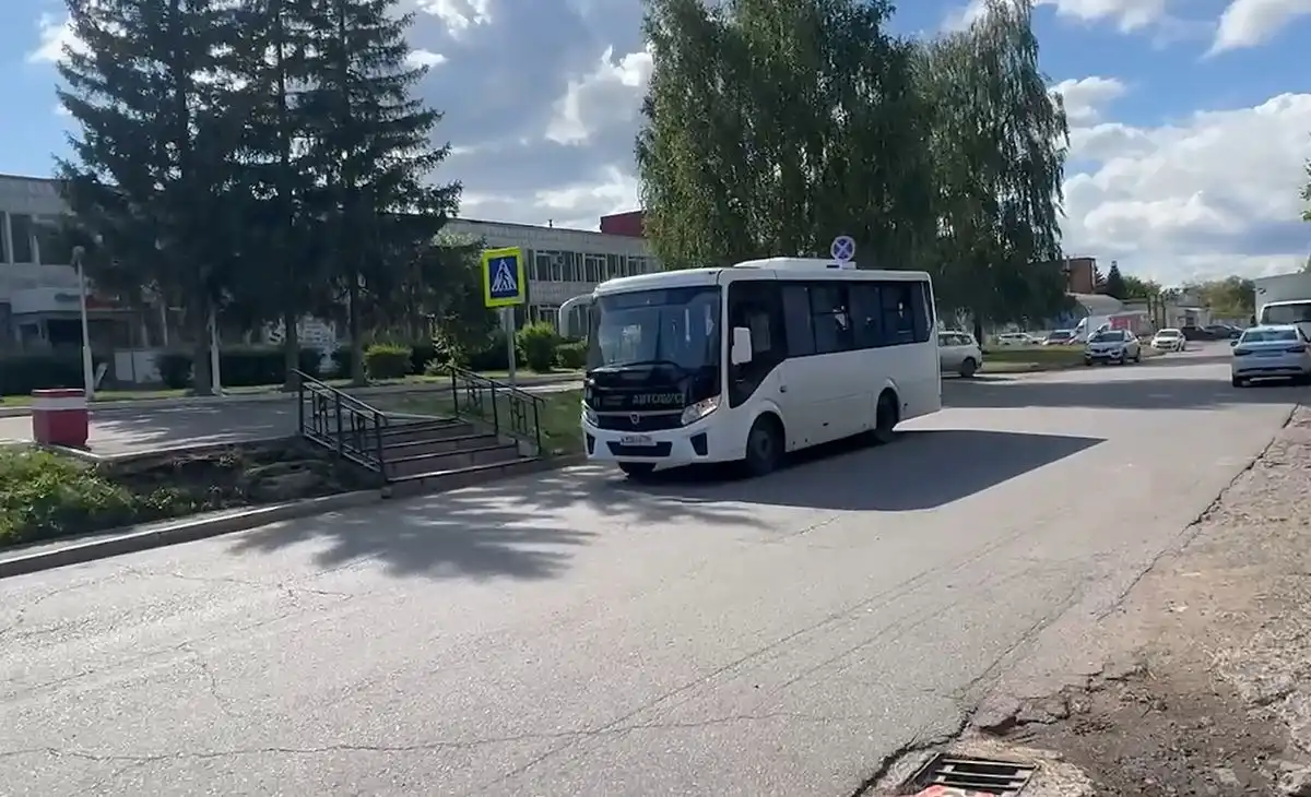 автобус на дороге в Нижнекамске