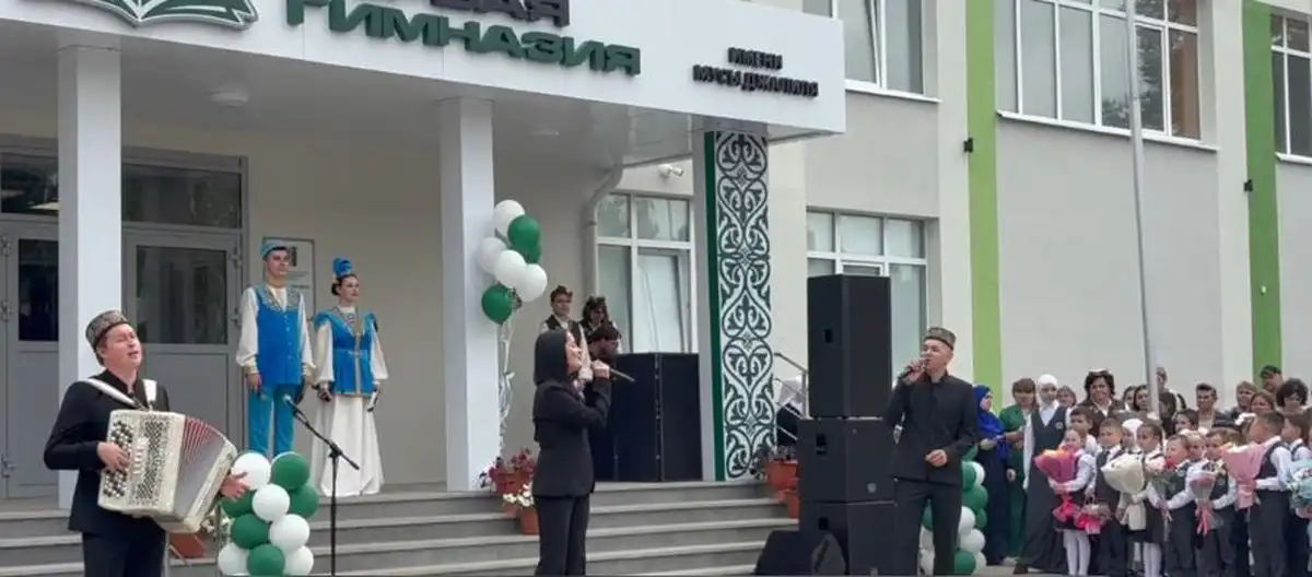 на сцене группа татарской эстрады Казан егетлэре