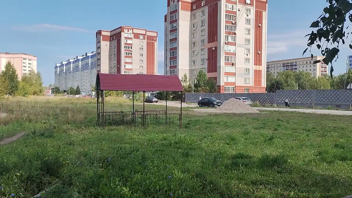 Беседка на пустыре возле жилого дома в Нижнекамске