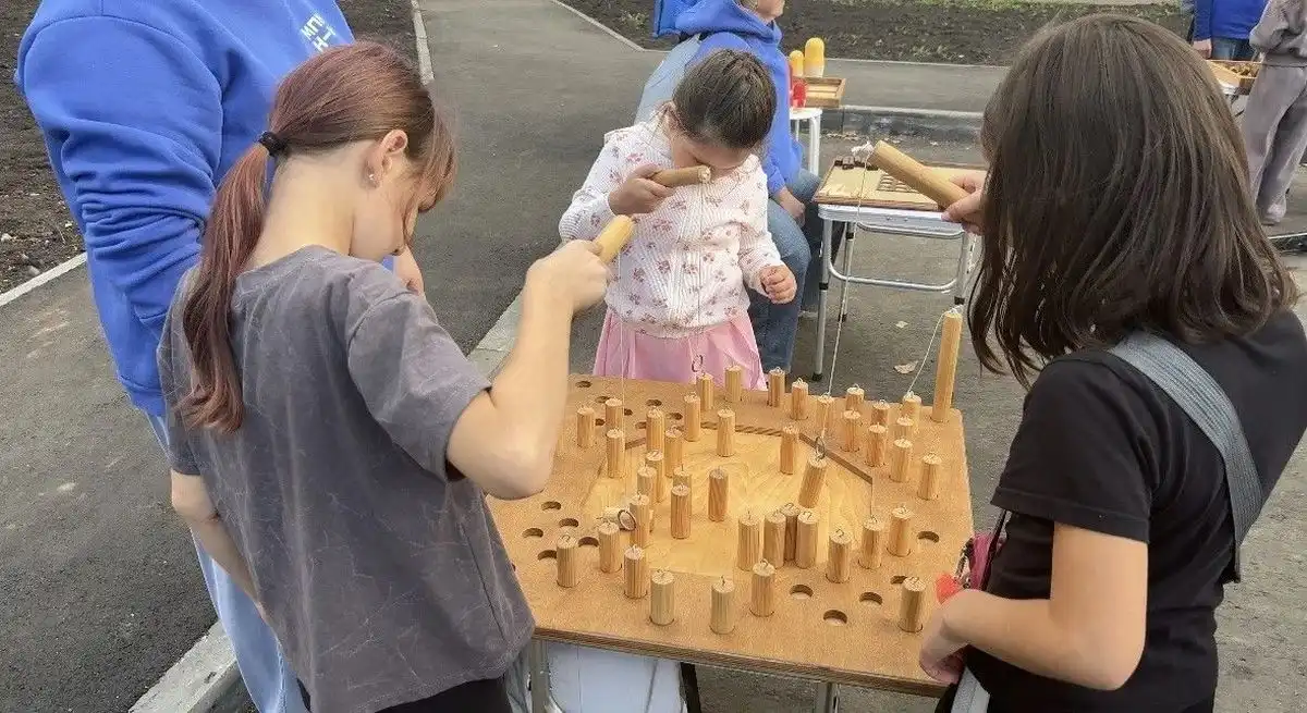 девочки играют в игру