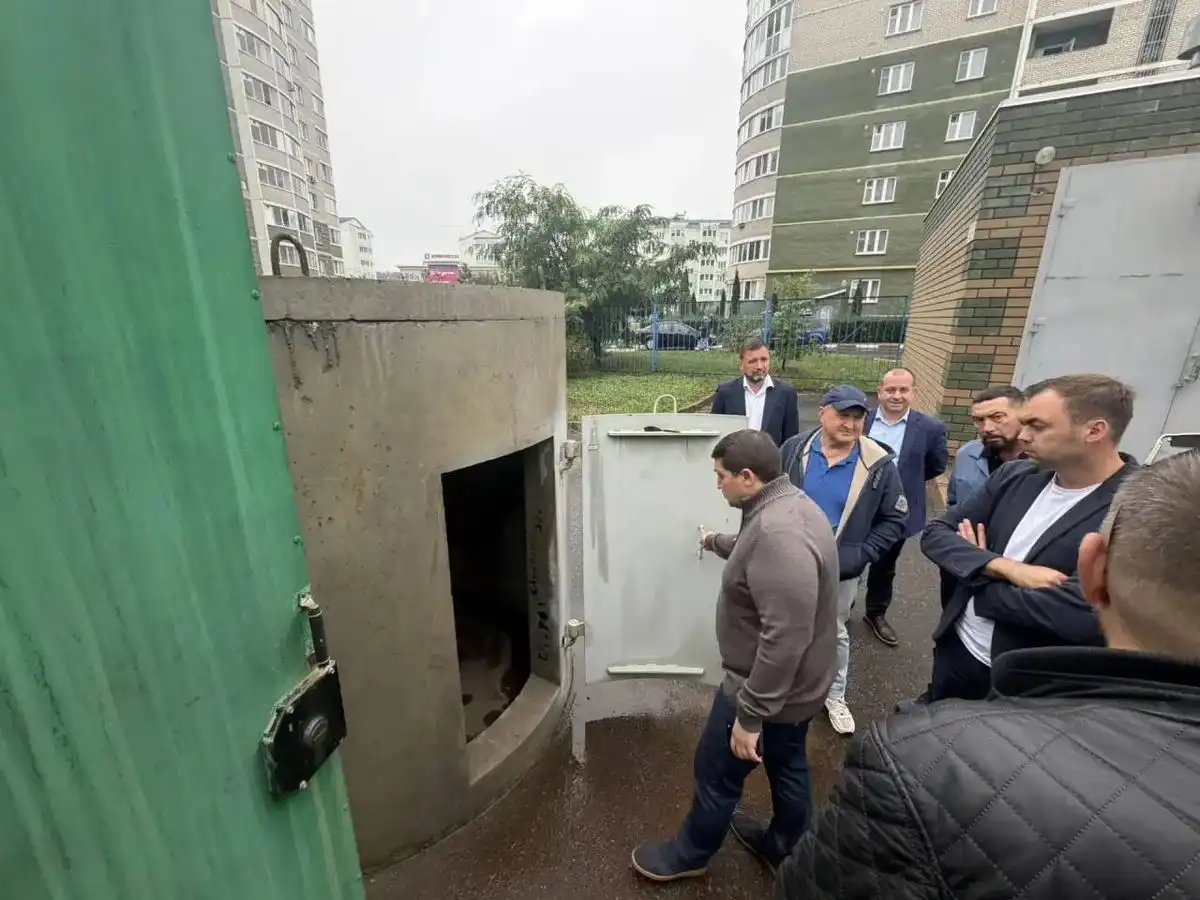 Радмир Беляев заходит в убежище