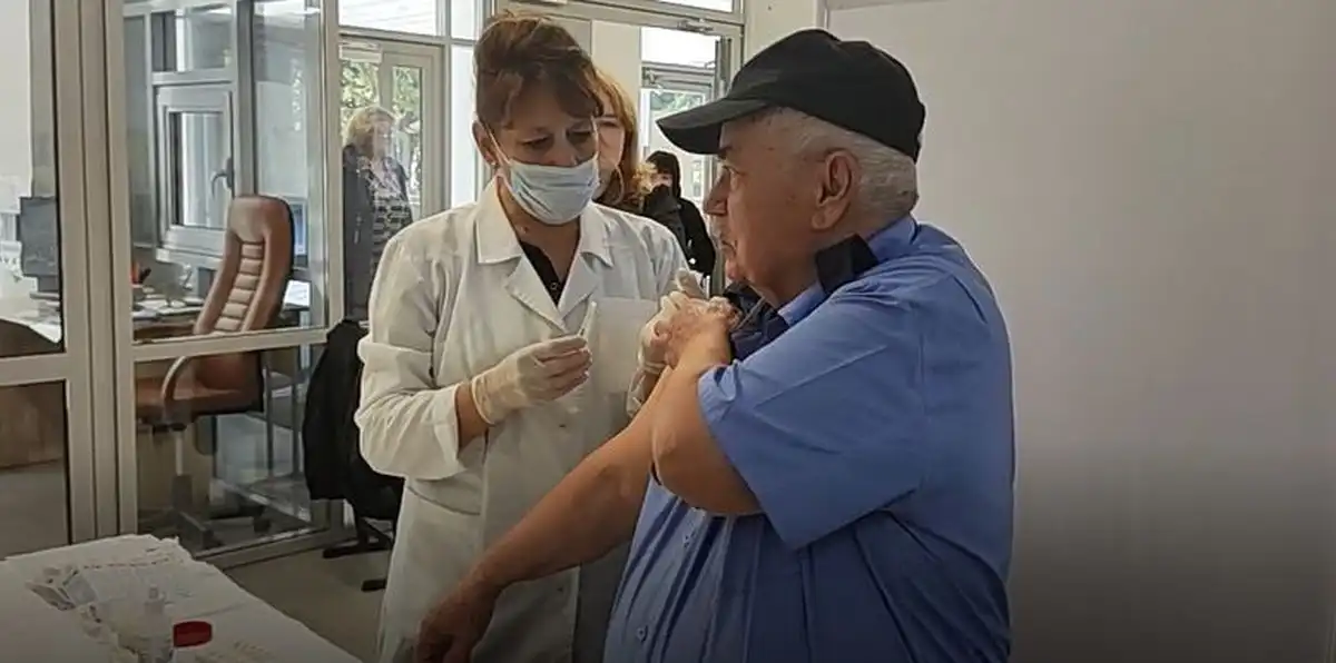 медик делает прививку от гриппа на избирательном участке Нижнекамска