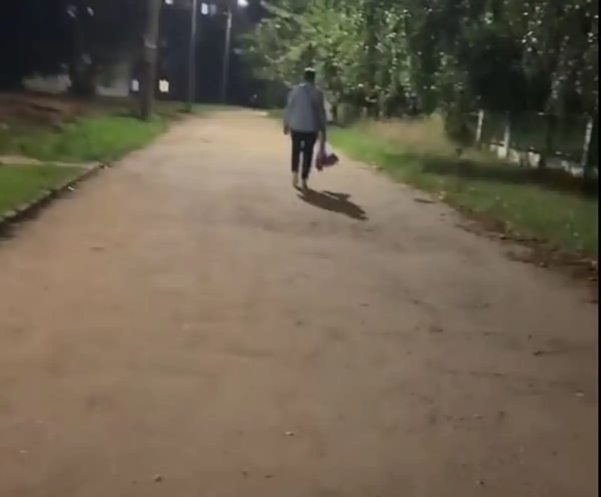 темный сквер, идет женщина