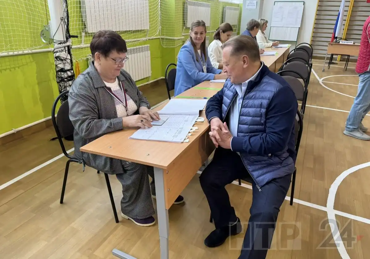 Айдар Метшин смотрит в списки избирателей