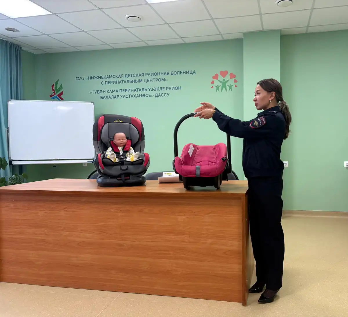 Инспектор по безопасности дорожного движения объясняет будущим мамам правила ПДД