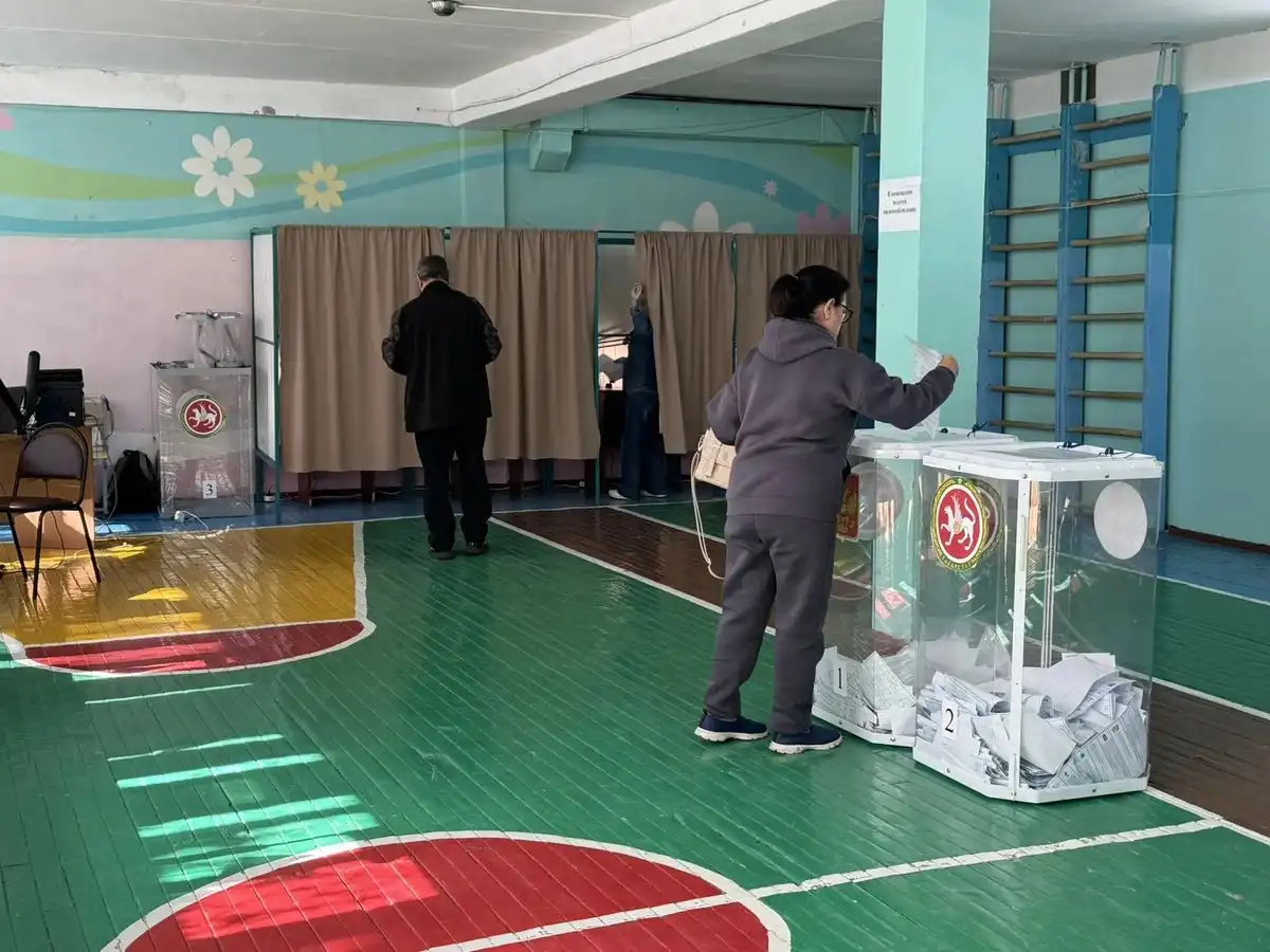 женщина голосует