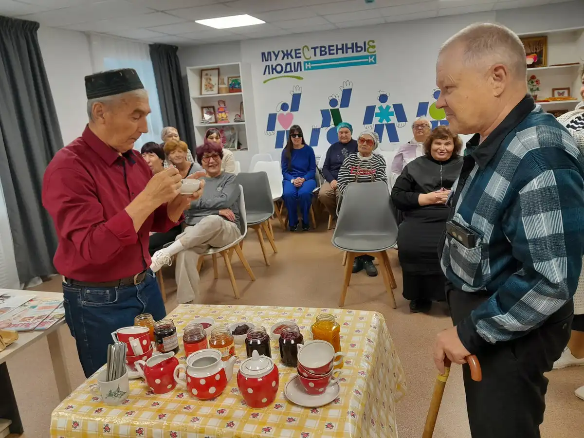 члены общества слепых на празднике "День варенья"