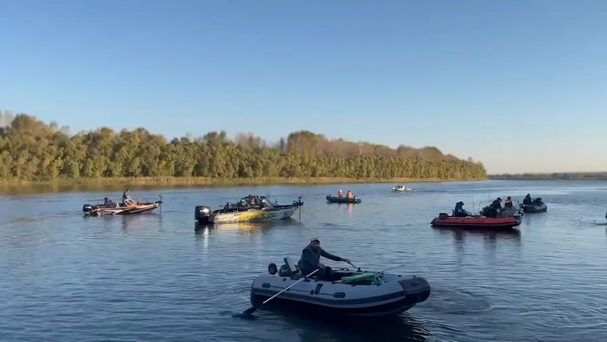 рыбаки рыбачат с лодок в Нижнекамском районе
