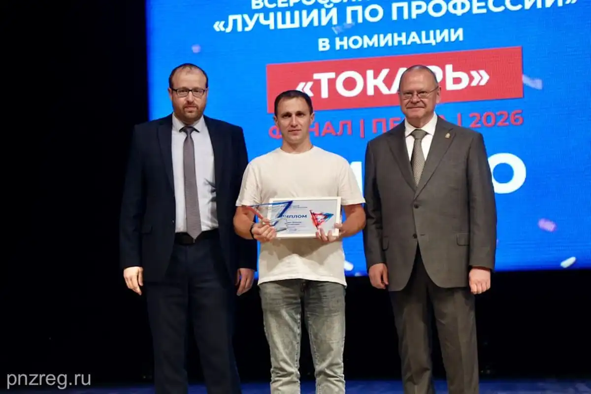 Олег Мельниченко награждает Максима Демина