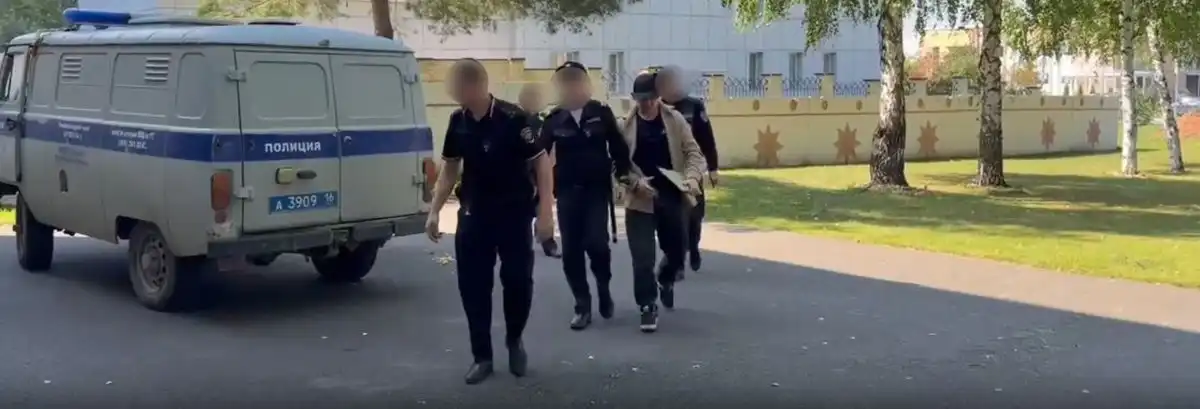 сотрудники полиции ведут в зал суда мужчину в наручниках