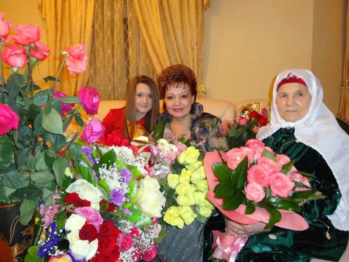 Народня артистка Татарстана и Башкортостана Хания Фархи с мамой и дочкой Алсу