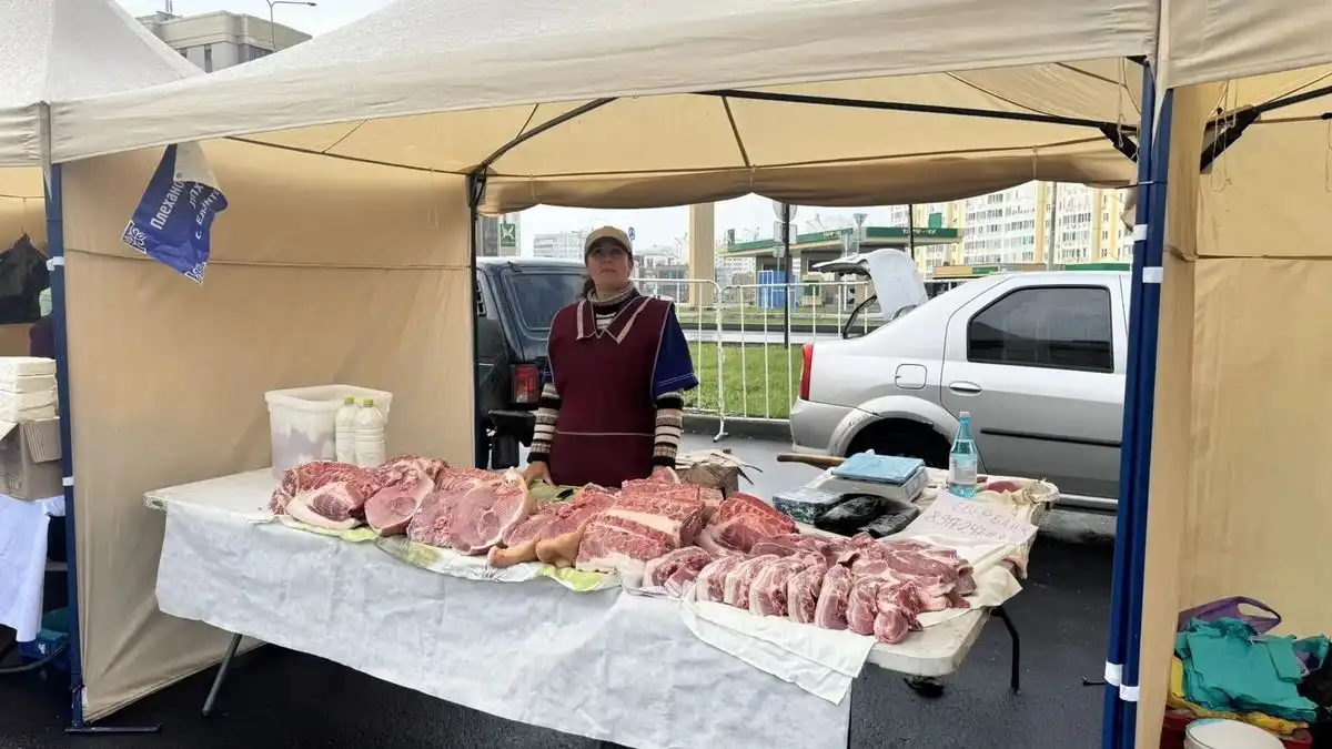 женщина продаёт мясо на сельхозярмарке