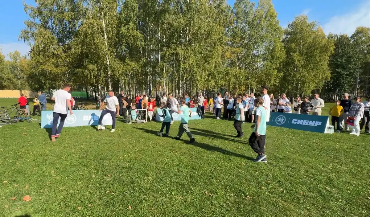 играют в футбол