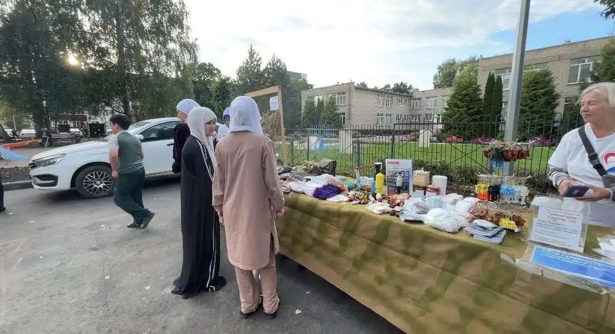 волонтеры СВО на празднике двора