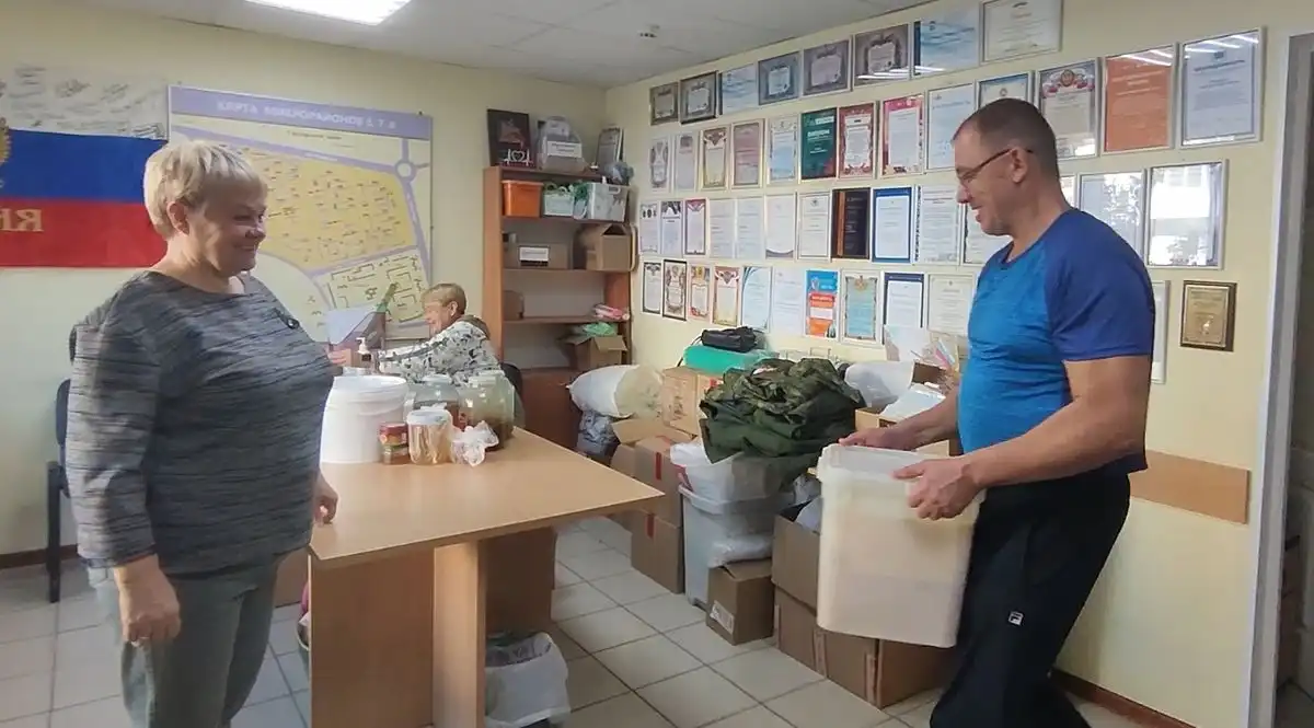 пчеловод Рамиль Сулейманов принёс мед в пункта сбора гуманитарной помощи в Нижнекамске