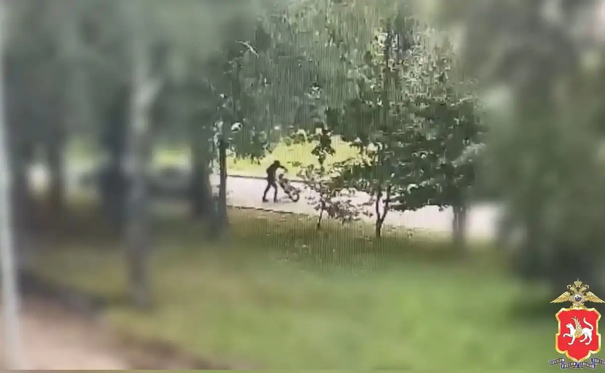 мужчина держит чужой мотоцикл
