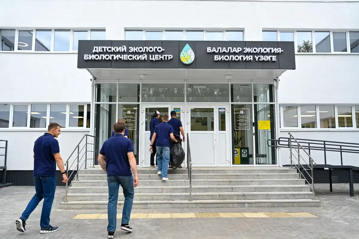 хоккеисты Нефтехимика заходят в Детский эколого-биологический центр