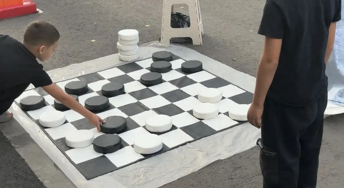 мальчики играют в гигантские шашки