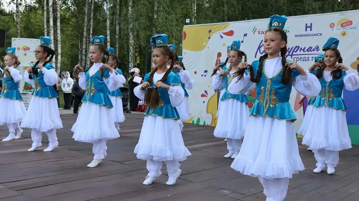 Дети танцуют на сцене парка Семья в Нижнекамске в День Республики Татарстан