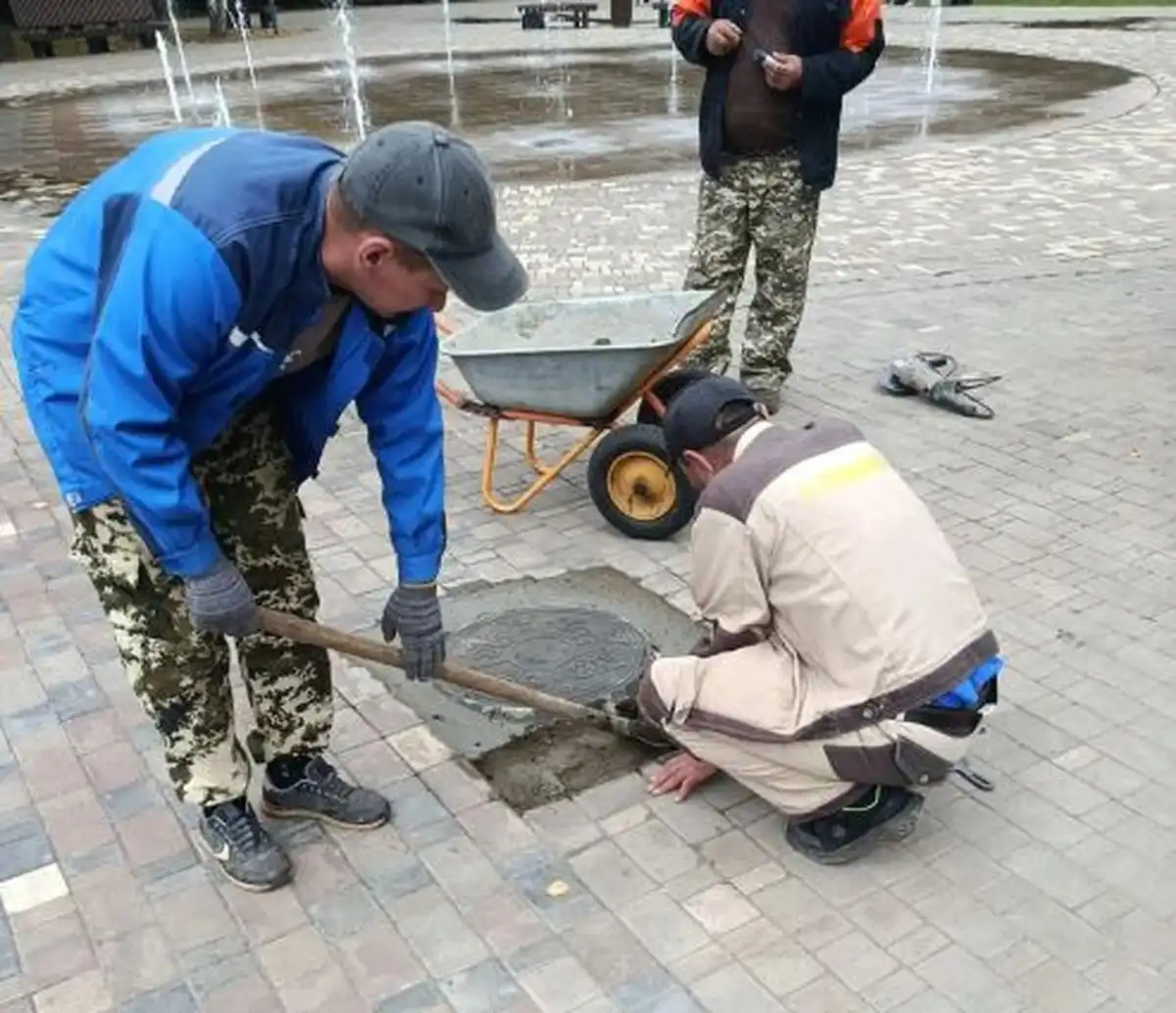 рабочие заделывают яму в парке "Семья" Нижнекамска