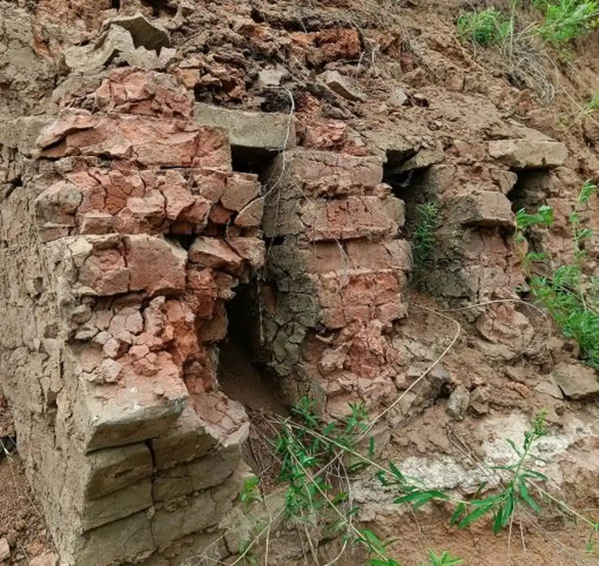 старое кирпичное сооружение