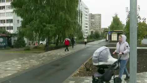 улица в Нижнекамске, мама толкает коляску