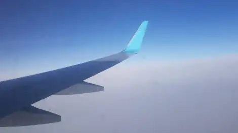 крыло самолета в небе