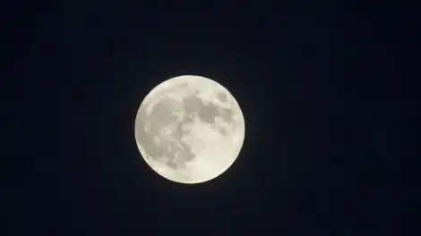 Луна в темном небе
